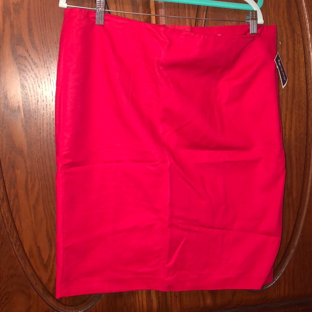 Dalia city fit pencil skirt true red.  Lined zip